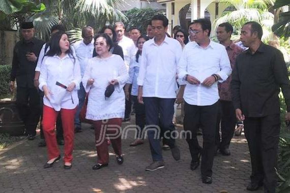 Megawati Menuju TPS Diiringi Rebana dan Selawatan - JPNN.COM