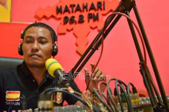 Si Pembuat Bom Banting Setir Jadi Penyiar Radio - JPNN.COM