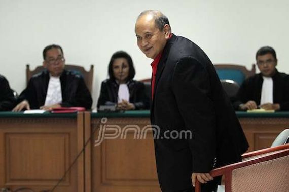 Dua Hakim Beda Pendapat soal Pasal Korupsi Perkara Emir - JPNN.COM