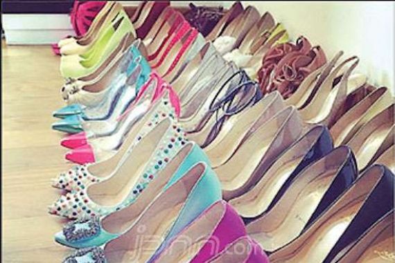 Luna Maya Pamer Koleksi Sepatu di Instagram - JPNN.COM