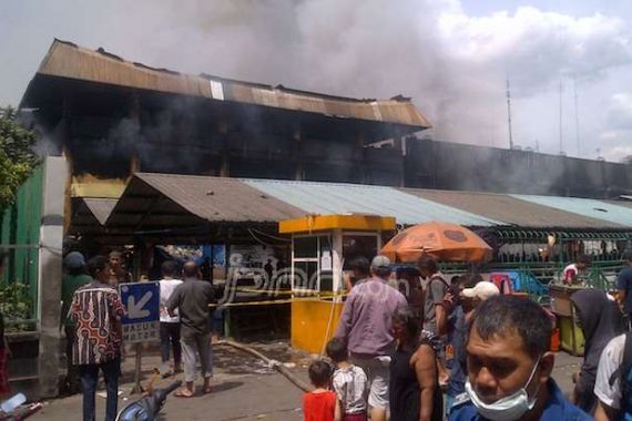 Warga Tak Berkepentingan Diminta Tinggalkan Lokasi Kebakaran - JPNN.COM