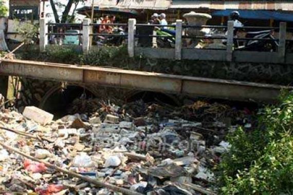 Kali Kapuk Bekasi Sudah Sebulan Jadi Lautan Sampah - JPNN.COM