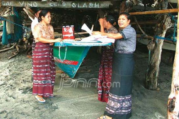 Perjuangan Kaum Mama Lestarikan Kain Tenun Ikat Lamalera - JPNN.COM