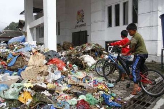 Aksi Timbun Sampah di DPRD Karo Salah Sasaran - JPNN.COM