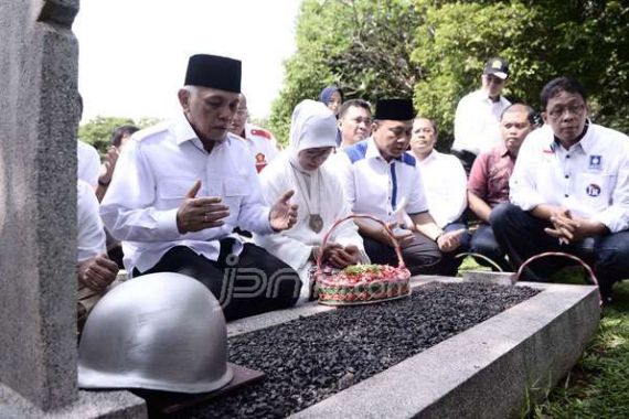 Prabowo-Hatta Ziarah ke Makam Suami Megawati - JPNN.COM