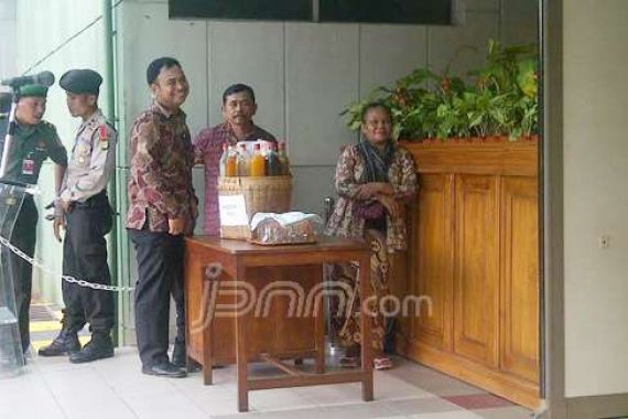 Tiga Mbok Jamu Setia Menanti Jokowi - JPNN.COM