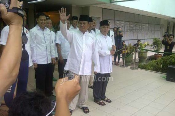 Sebelum Salat Jumat, Prabowo Hatta Sapa Pengunjung RSPAD - JPNN.COM