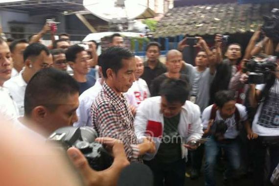 Sambangi Markas Slank, Jokowi Kenakan Kemeja Kotak-Kotak - JPNN.COM