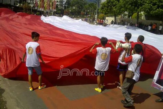 Bendera Merah Putih 1.500 Meter Berkibar di Bundaran HI - JPNN.COM