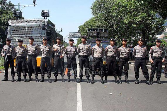 Polisi Berlakukan Sistem Pengamanan Berlapis di KPU - JPNN.COM