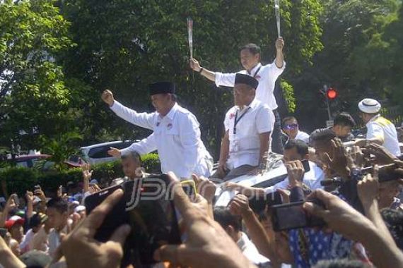 Dilarang Pakai Kendaraan, Prabowo-Hatta Jalan Kaki ke KPU - JPNN.COM