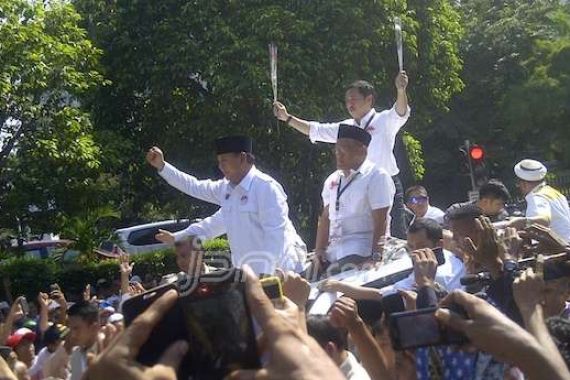 Ke KPU, Prabowo-Hatta Pakai Lexus, Jokowi-JK Naik Bajaj - JPNN.COM