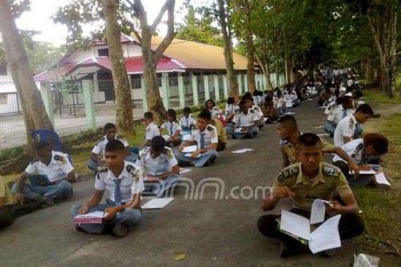 Siswa SMK Kehutanan Manokwari Ujian di Jalan - JPNN.COM