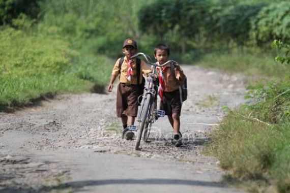 Sekolah Lewat Hutan, Tiap Hari Jalan 10 Km PP - JPNN.COM