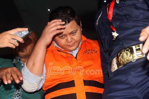 Digiring ke Tahanan, Bupati Biak Numfor dan Penyuap Bungkam - JPNN.COM