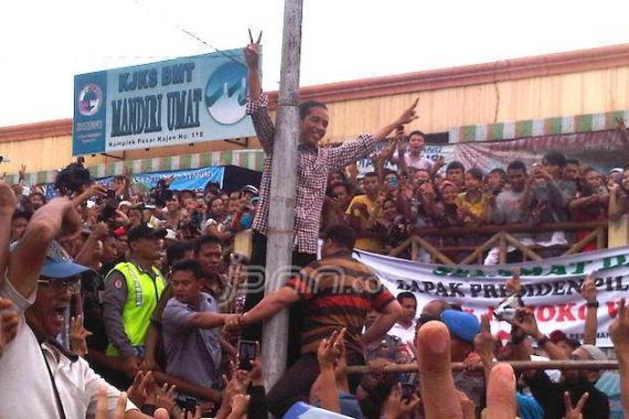 Lautan Manusia Sambut Jokowi di Pekalongan - JPNN.COM