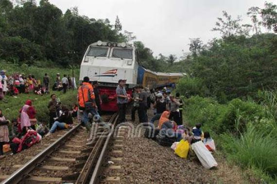 Telantar, Penumpang KA Pasundan Jalan Kaki 2 Km - JPNN.COM