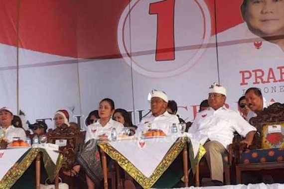 Prabowo dan Titiek Cipika-Cipiki di Bali - JPNN.COM
