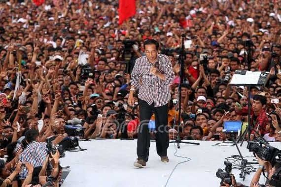 Berkemeja Kotak-Kotak di GBK, Jokowi Sulit Dikenali - JPNN.COM