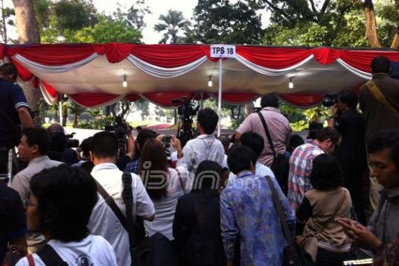 Jokowi Satu TPS dengan Inneke Koes Herawati - JPNN.COM