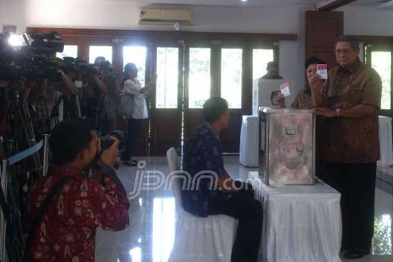 Sebelum Nyoblos, SBY Baca Visi-Misi Prabowo dan Jokowi - JPNN.COM