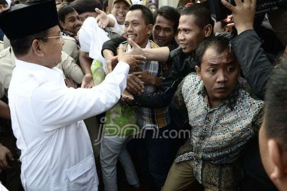 Usai Nyoblos, Prabowo Salami Warga - JPNN.COM