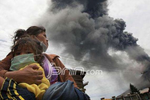 Sinabung Kembali Meletus, Warga Butuh Bantuan 130 Ribu Seng - JPNN.COM