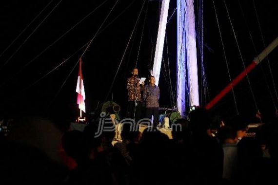 Dari Atas Kapal, Jokowi Serukan Persatuan - JPNN.COM