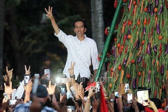 Jokowi Acungkan Salam 3 Jari, Rakyat pun Mengikuti - JPNN.COM