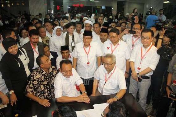 Akbar Antar Pendaftaran Gugatan Prabowo-Hatta ke MK - JPNN.COM