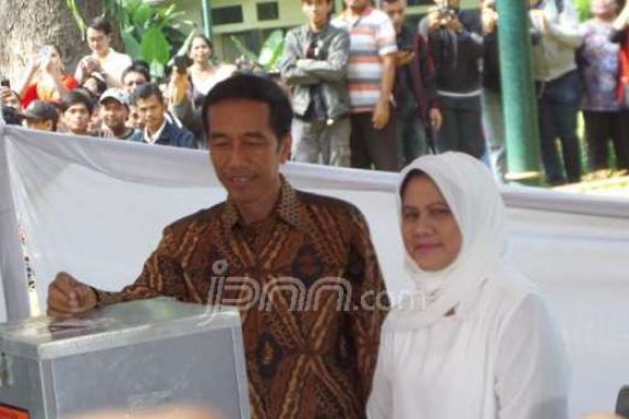 Tinggal di Istana, Jokowi Hanya Boyong Istri - JPNN.COM