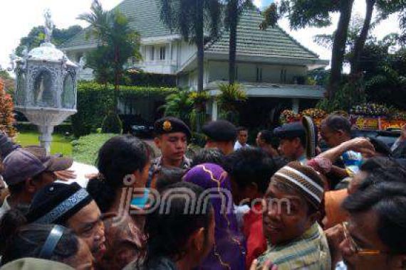 Gelar Open House, Rumah Jokowi Kebanjiran Warga - JPNN.COM