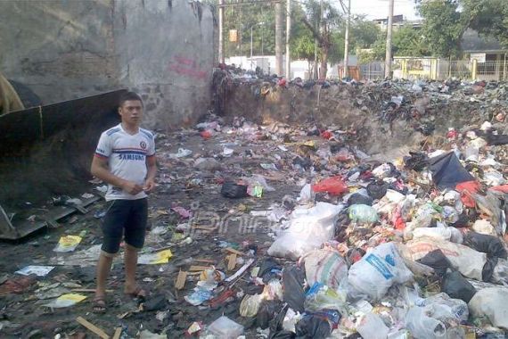 Tanpa THR, Ijul Tetap Jaga Tumpukan Sampah di TPS - JPNN.COM
