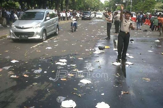 Pendukung Prabowo-Hatta Tinggalkan Sampah di Depan Gedung MK - JPNN.COM