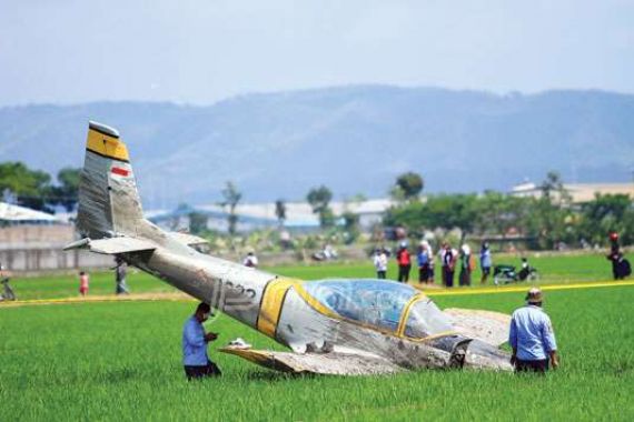 Pesawat Latih TNI AU Mendarat Darurat di Sawah - JPNN.COM