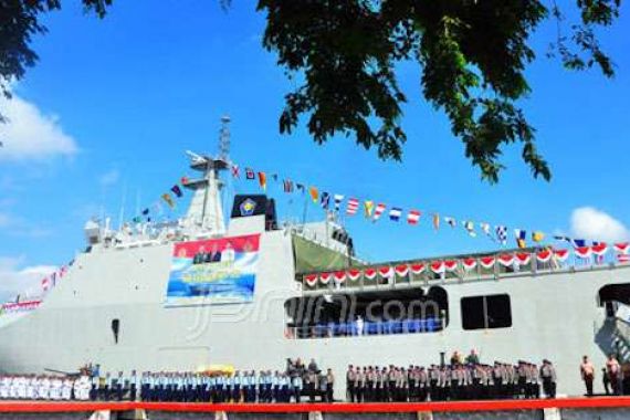 Menhan Kukuhkan KRI Banjarmasin - JPNN.COM