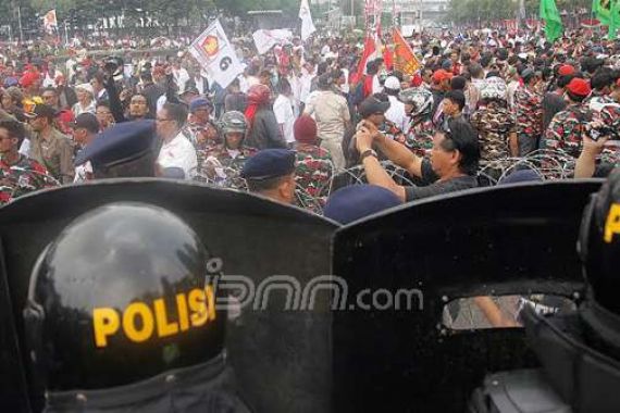 Polisi dan Pendukung Prabowo- Hatta Bentrok di Patung Kuda - JPNN.COM