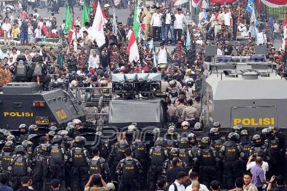 Demo Panas, Massa Pro Prabowo Sudah Berhadapan dengan Aparat - JPNN.COM