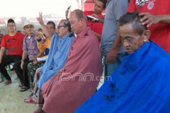 Ungkapan Rasa Syukur, 200 Pendukung Jokowi-JK Cukur Plontos - JPNN.COM