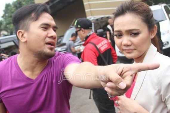 Dewi Perssik Sebut Tipe Rina Nose Disukai Eks Suami - JPNN.COM