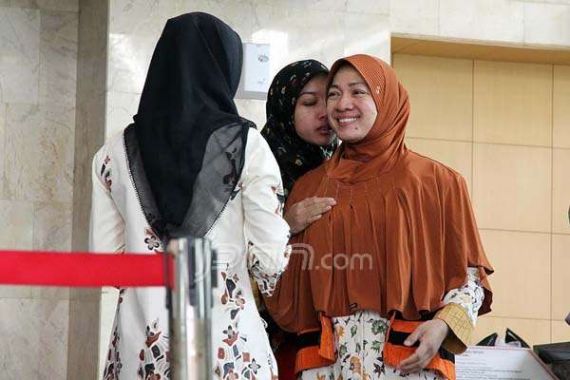 KPK Periksa Istri Bupati Karawang - JPNN.COM