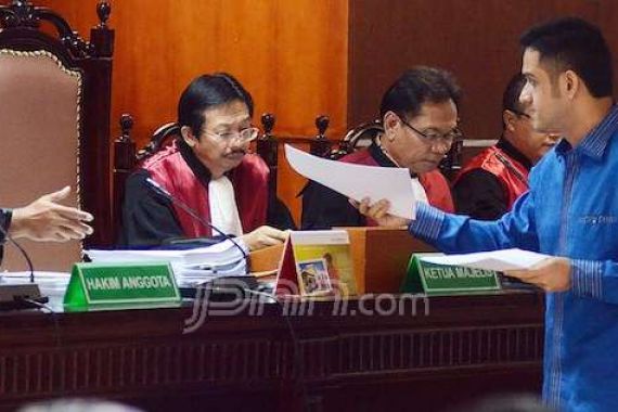 Hakim Ragukan Kesaksian Nazaruddin di Sidang Anas - JPNN.COM