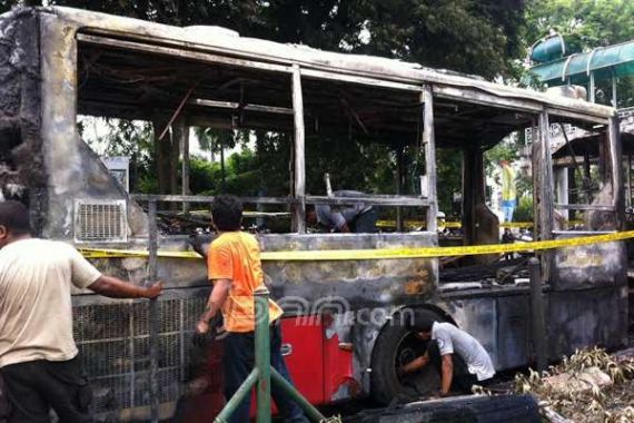 Transjakarta Terbakar, Busway ke Blok M Belum Bisa Dilewati - JPNN.COM