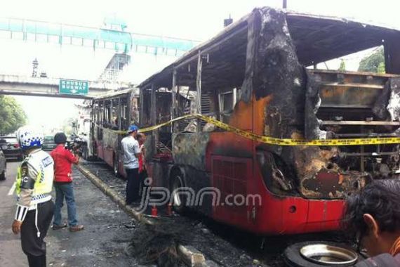 Ini Dugaan Awal Pemicu Transjakarta Terbakar - JPNN.COM