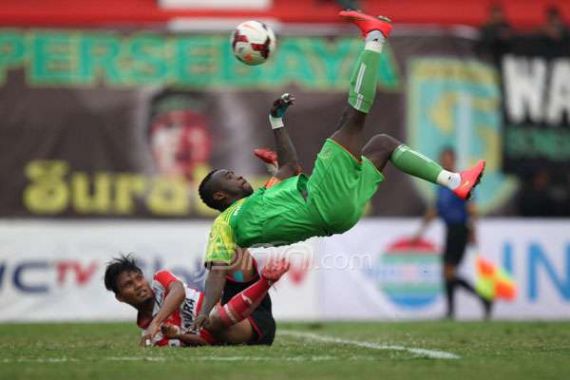 Tendangan Salto Greg Bantu Persebaya Ungguli MU - JPNN.COM