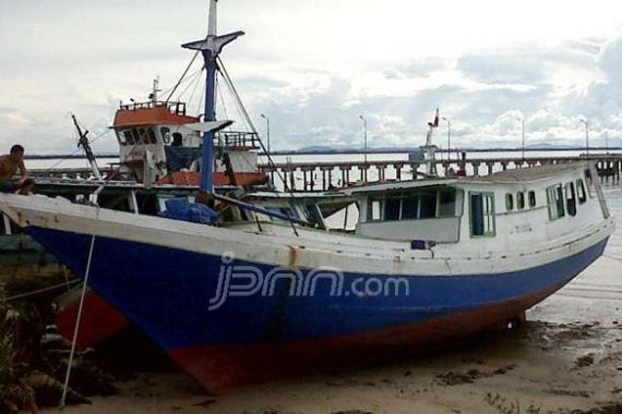 Selundupkan Kayu, Kapal Berbendera Malaysia Diamankan - JPNN.COM