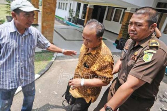 Kadishub Ditahan Kejati, Warga Gelar Ritual Potong Babi - JPNN.COM