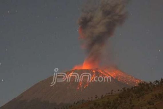 Gunung Slamet Meletus, Warga Panik tapi Belum Dievakuasi - JPNN.COM