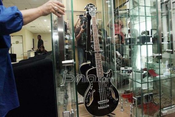 KPK Pajang Gitar Bas Jokowi Pemberian Metallica - JPNN.COM