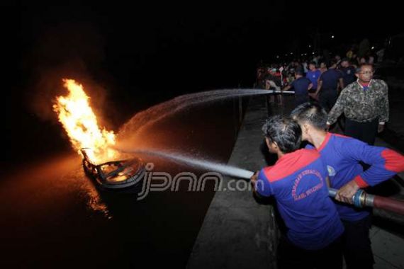 Kapal Cepat Tera Jaya 3 Terbakar, Seorang Warga Kritis - JPNN.COM